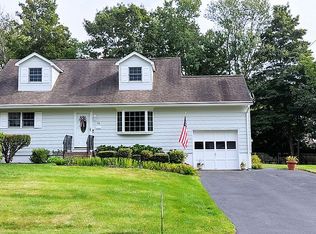 14 Foxcroft Dr, Nanuet, NY 10954