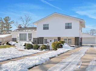 2815 Helen Dr, Glenview, IL 60025