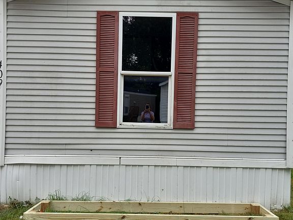 4th image of 409 Sarah St NE