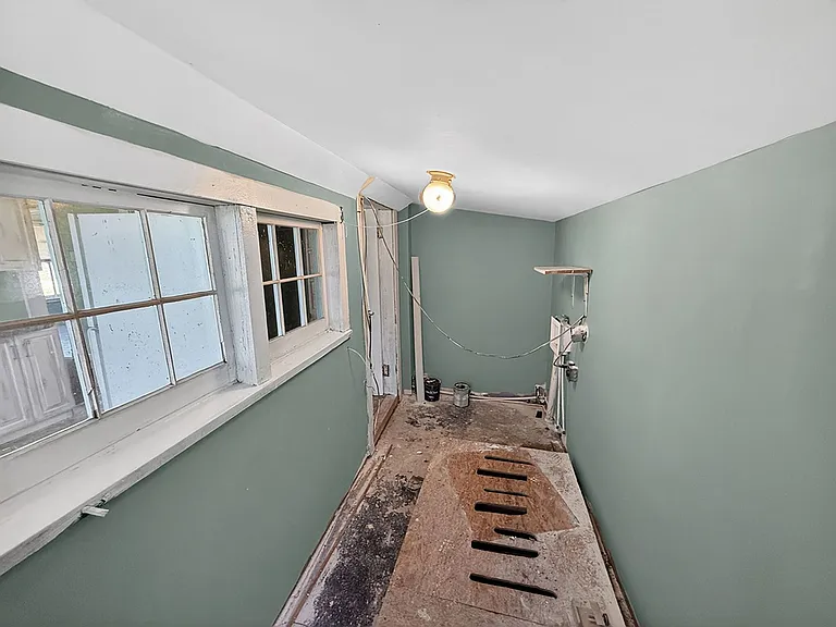 216 Rollins St — Photo 17