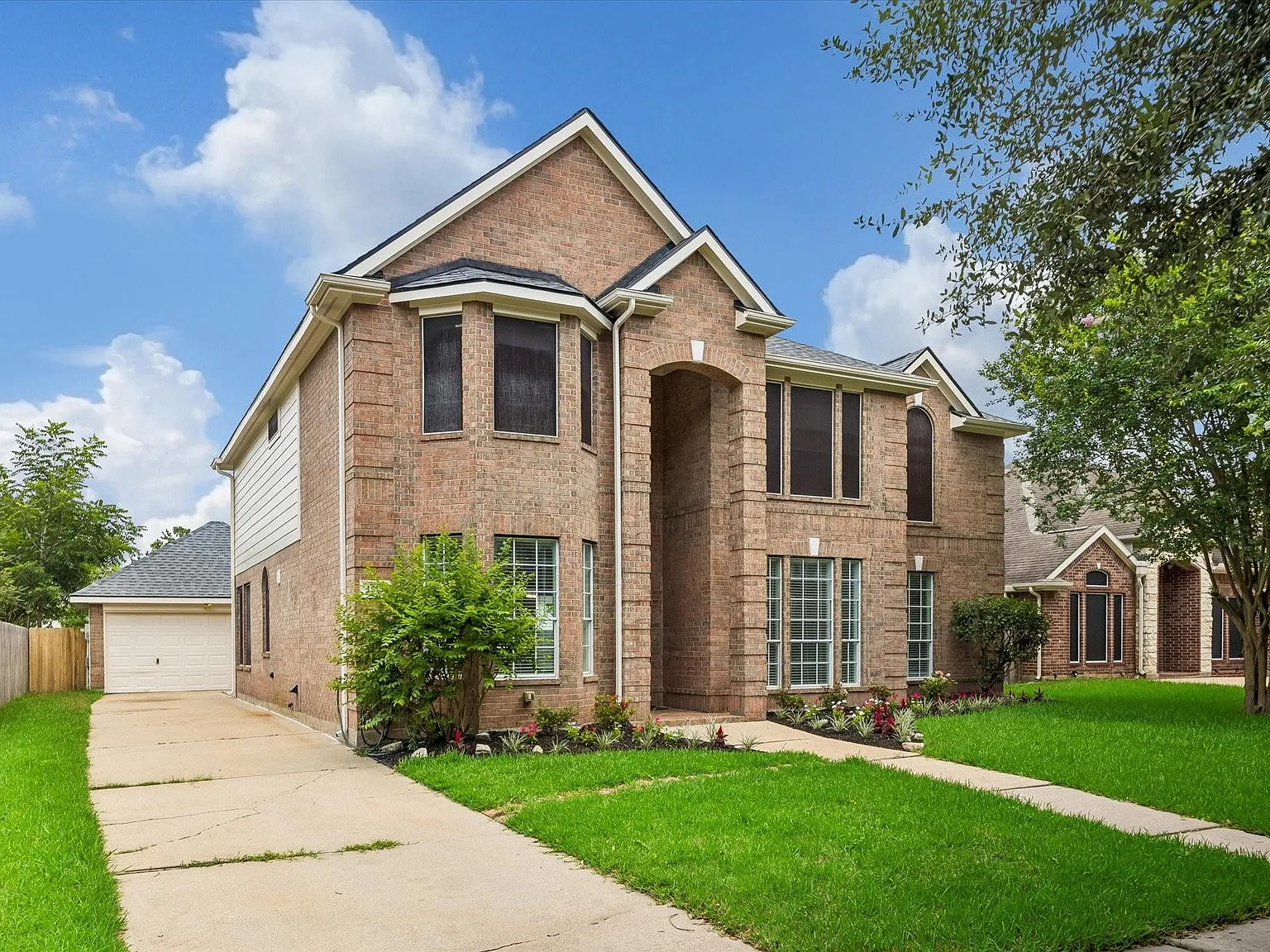 5 bed, 3.5 bath, 3504 sqft, $3,200 — Photo 2