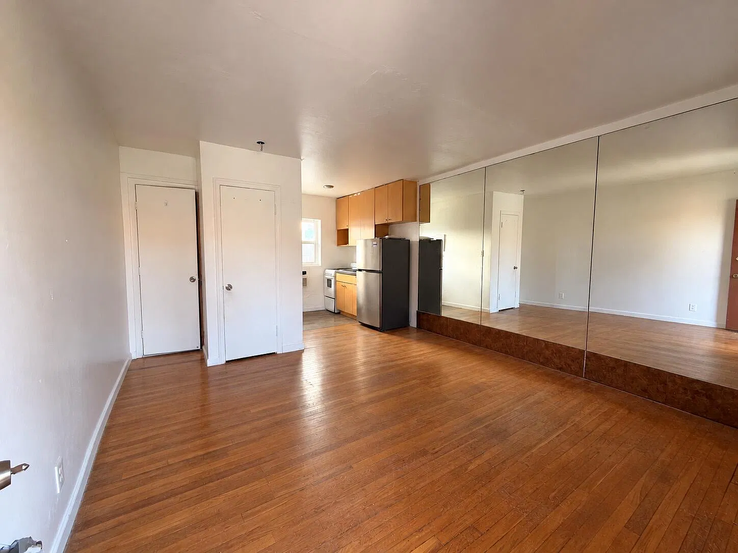 Studio, 1.0 bath, 350 sqft, $1,250 — Photo 2