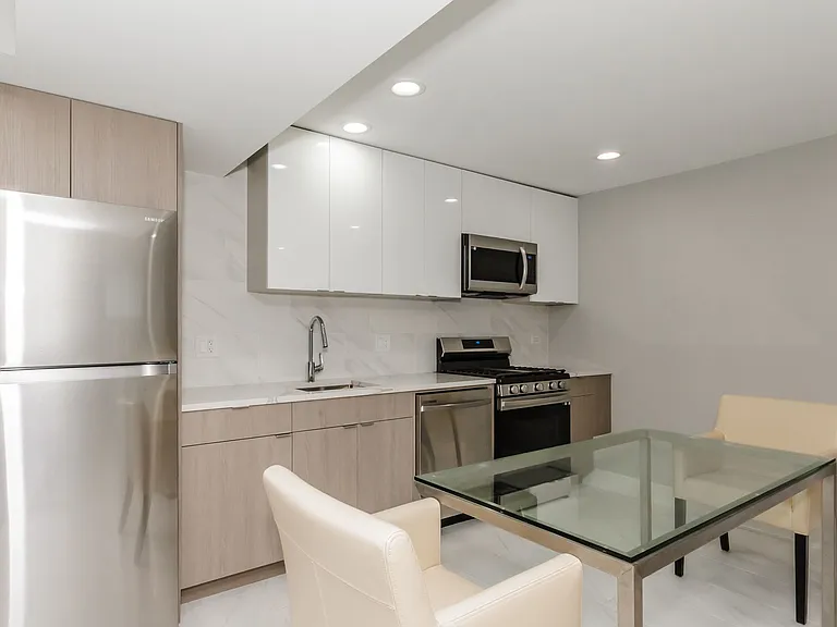 2252 N Clark St — Photo 5