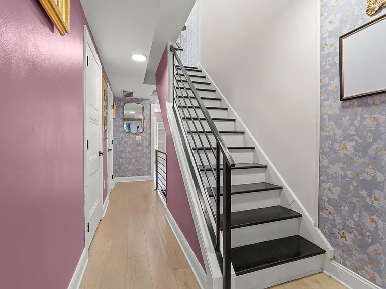 426 W Winona St — Photo 24