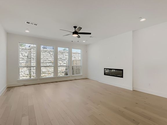3129 Sir Judge - Living Area