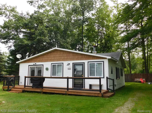 1020 Lakewood Dr, East Tawas, MI 48730