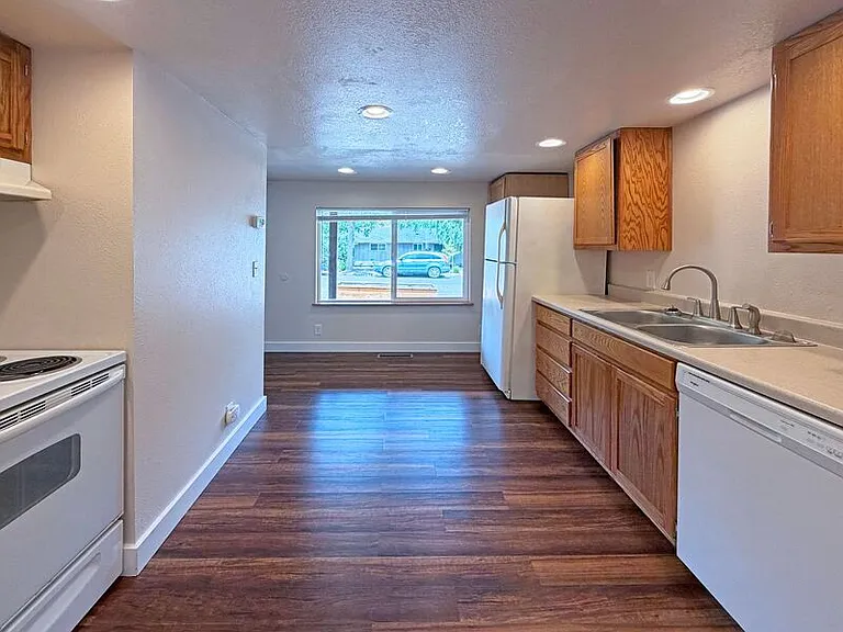 544 W 20th Ave — Photo 13