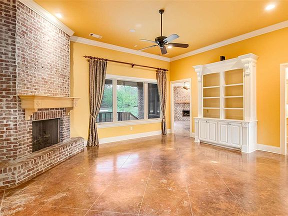 3rd image of 136 Woodlands Glen Cir