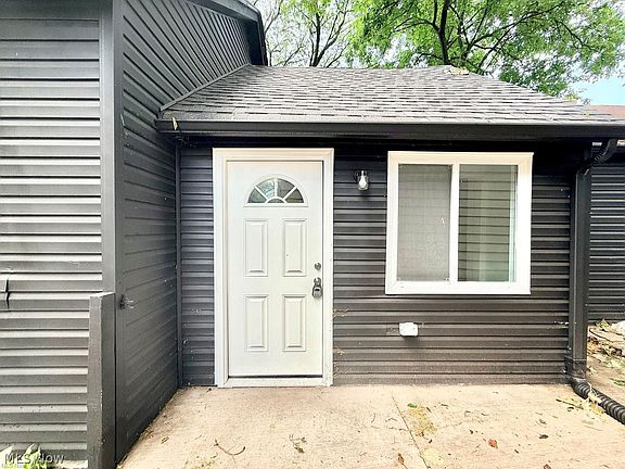 4th image of 842 Starkweather Ave