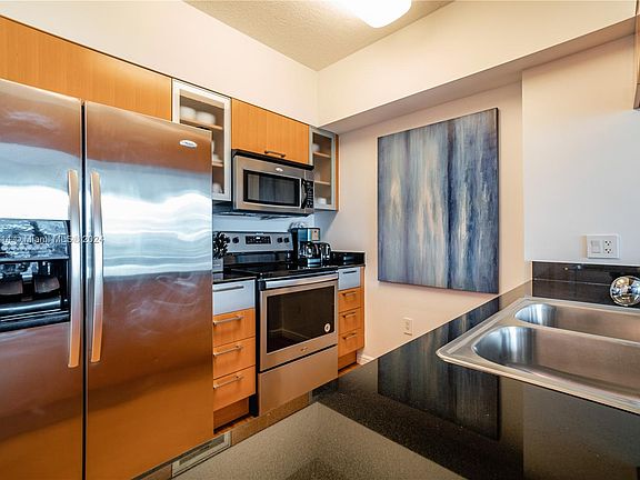 4th image of 1750 N Bayshore Dr APT 5505