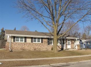 5698 Oriole Ct, Greendale, WI 53129