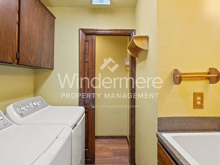 10435 N Iroquois Ct — Photo 10