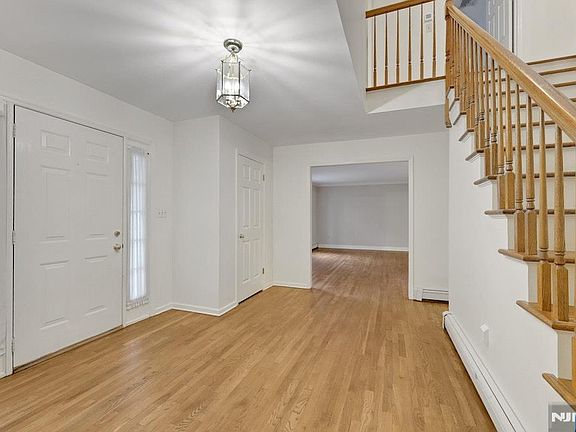 3rd image of 2 Rogers Ct