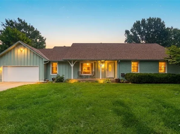 319 SE Ridgeview Dr, Lees Summit, MO 64063