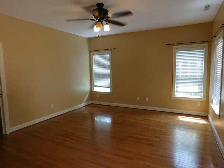 300 Taliaferro Ln — Photo 24