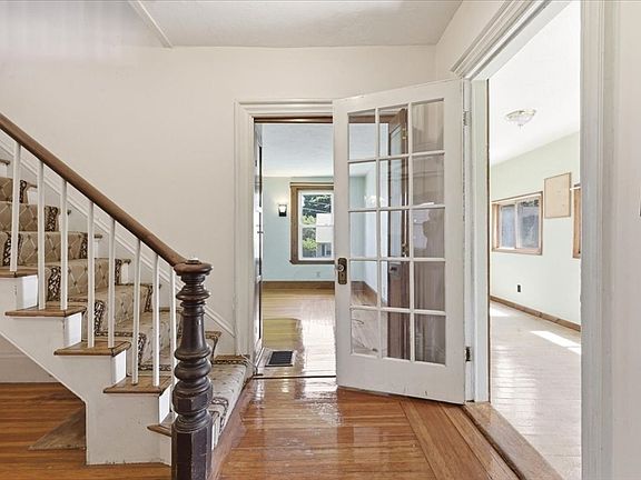 2nd image of 121 Oakdale Ave