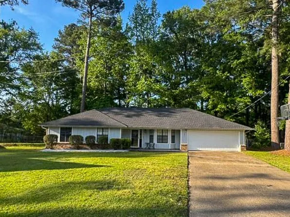 107 Friar Tuck Cir, Columbus, MS 39705