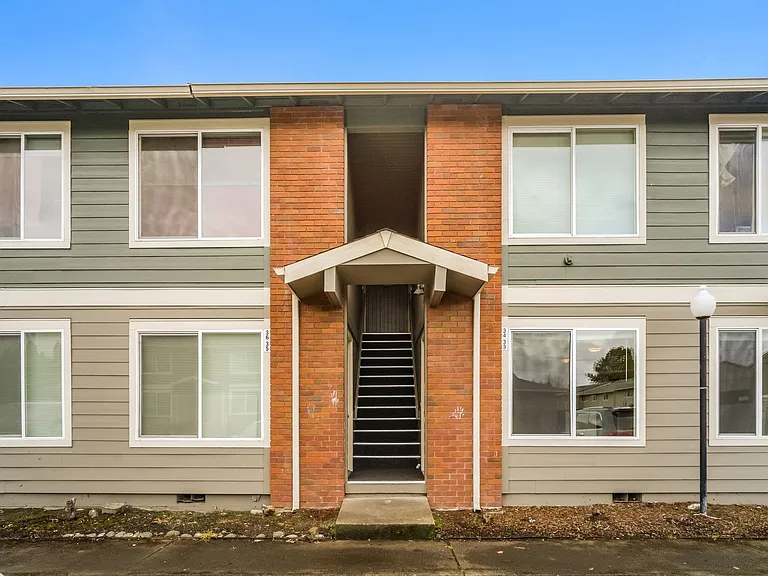 Brighton Park East Apartments — Photo 12