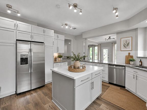 3rd image of 13527 Summer Hill Dr