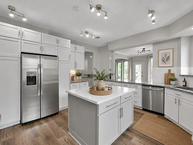 13527 Summer Hill Dr — Photo 3