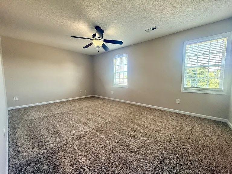 81 Essex Ct W — Photo 21
