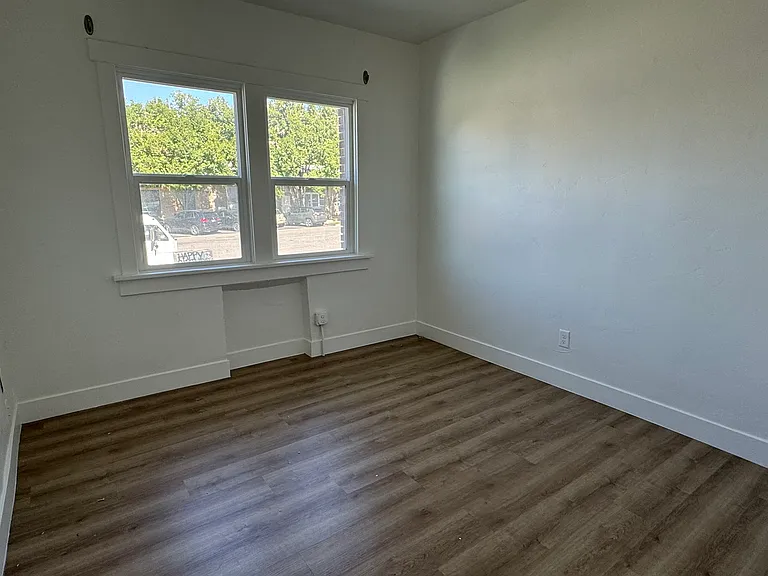 376 N 300 W #3 — Photo 8
