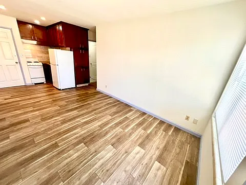 474 Van Dyke Ave — Photo 4