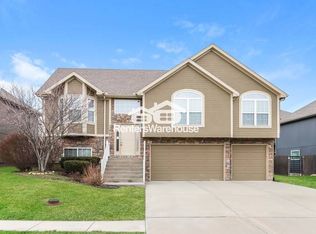 13407 Redwood Ln, Smithville, MO 64089