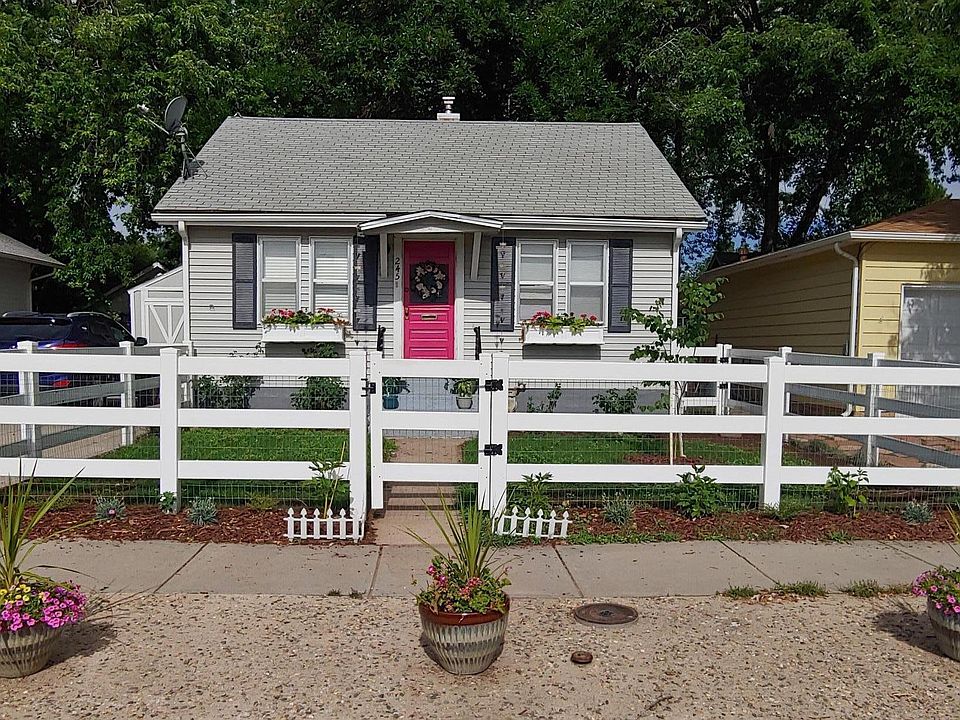 Adorable bungalow a short walking distance to downtown Loveland!