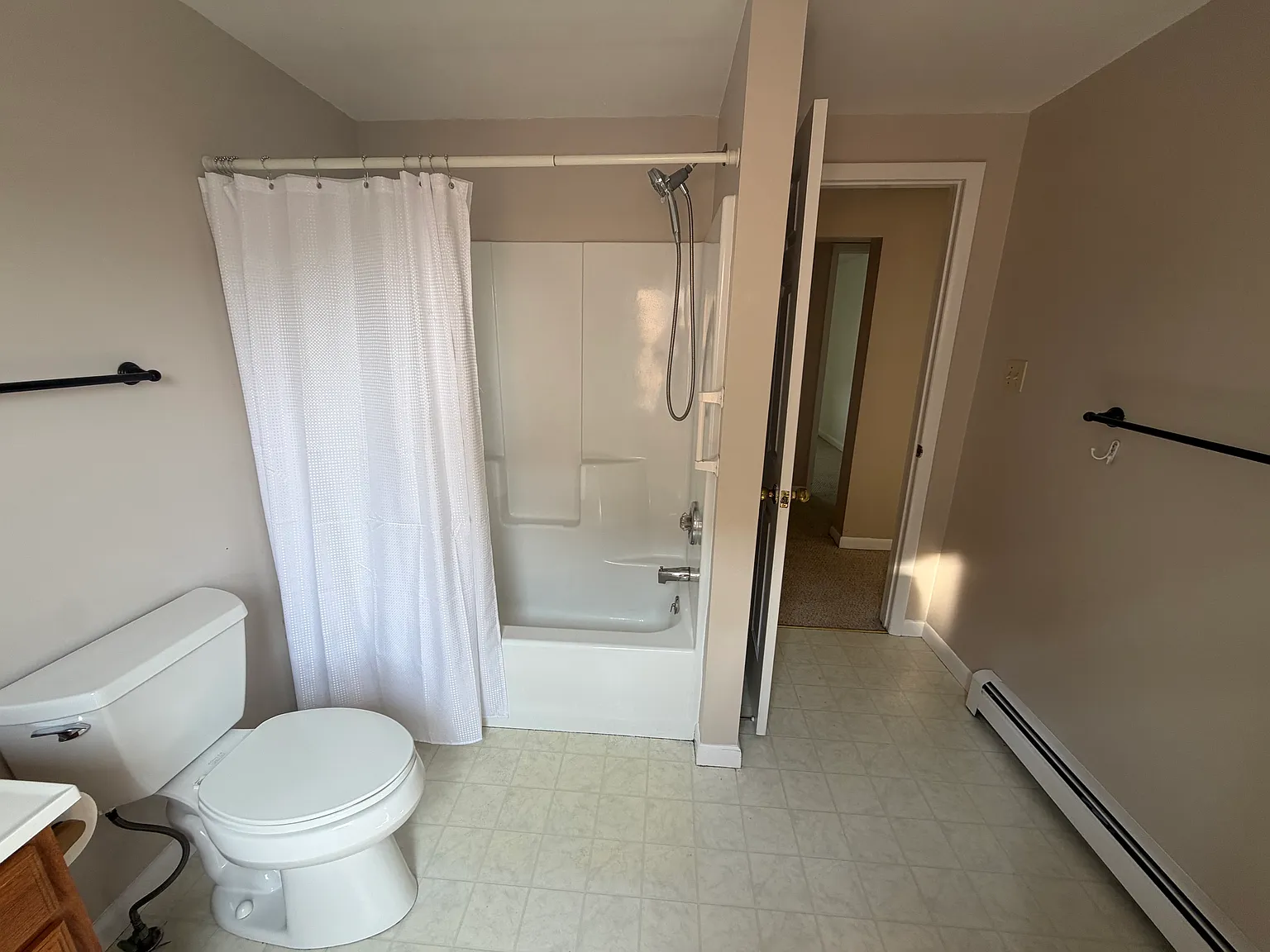 3 bed, 1.5 bath, 1100 sqft, $2,400 — Photo 4