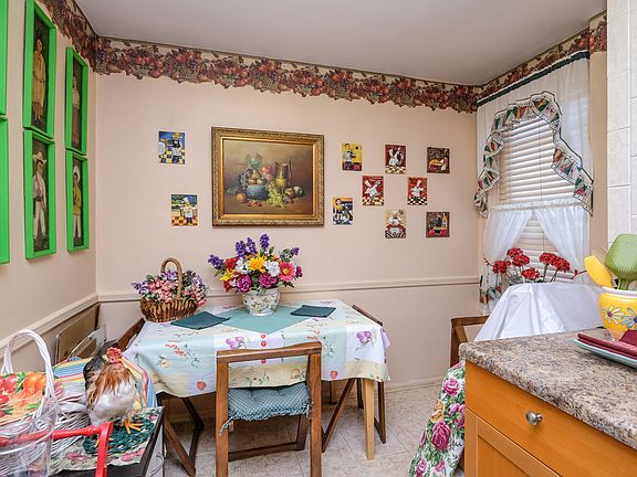 5th image of 501 Riverdale Ave APT 1B