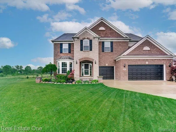 59256 Bavernhaus Ct, South Lyon, MI 48178