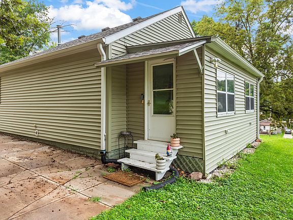 3rd image of 523 Elliott St