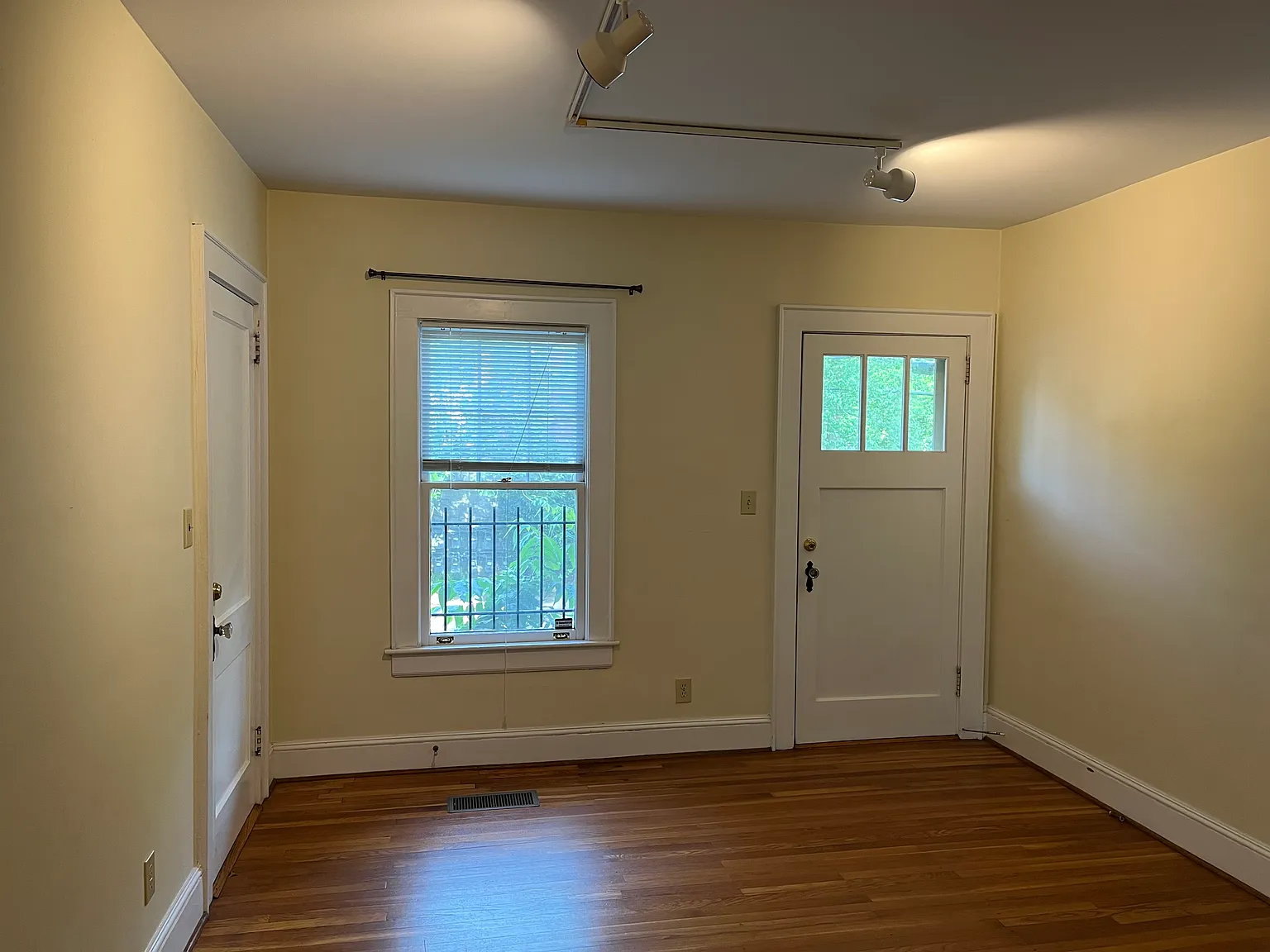1 bed, 900 sqft, $1,550 — Photo 4