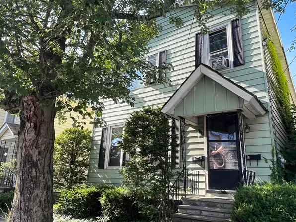 9 Ball Pl, Watervliet, NY 12189