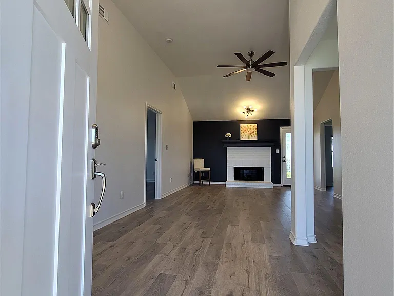 208 Newcastle Dr — Photo 6