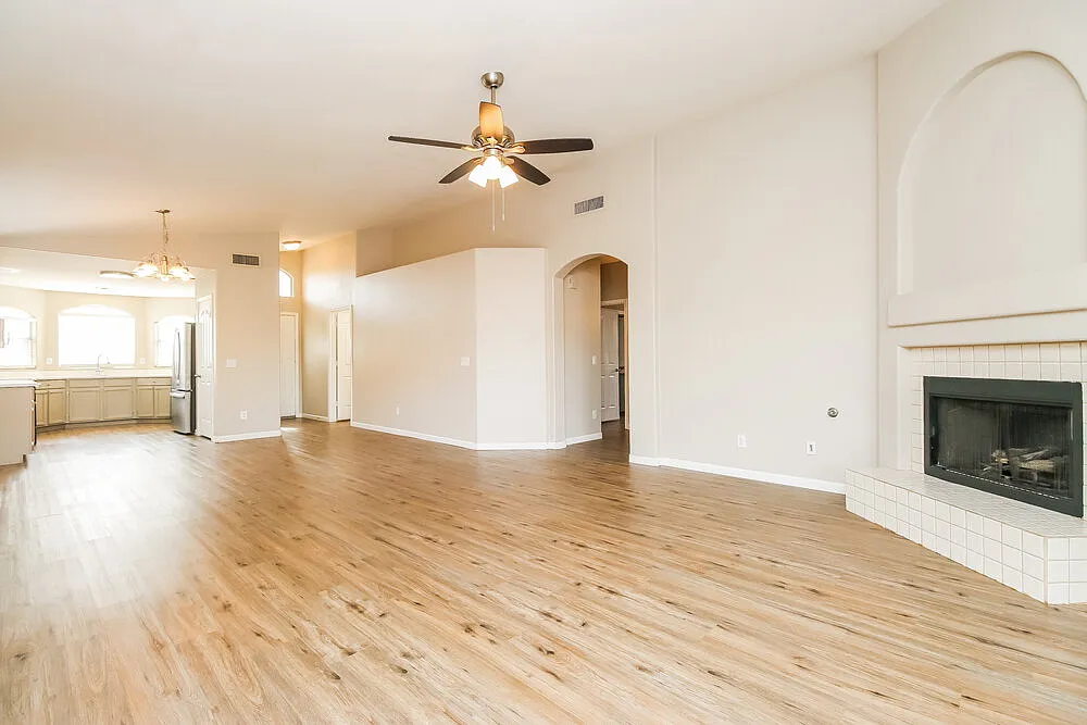 3 bed, 2.0 bath, 1521 sqft, $2,305 — Photo 4