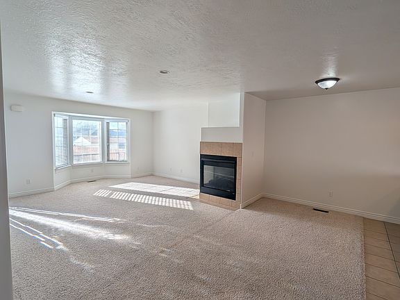 4th image of 1320 E Lake Springs Ln