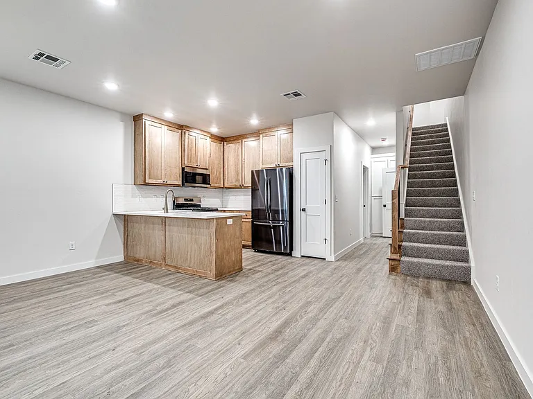 614 W 2nd St #110 — Photo 10