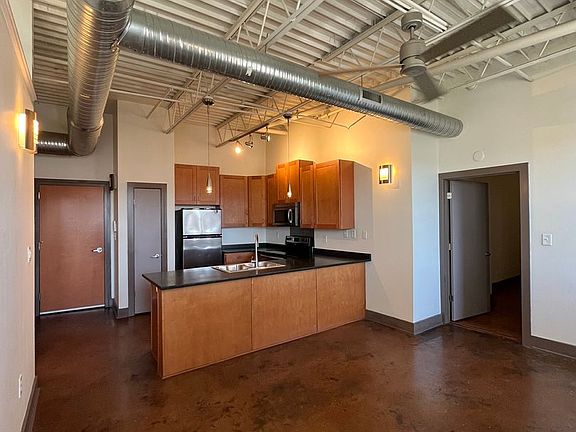 4th image of 401 Campbell Ave SW Unit 402