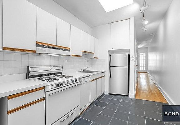 5th image of 412 E 88th St APT 5W
