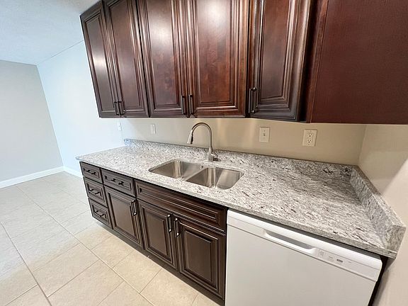 4th image of 5115 Emerald Dr