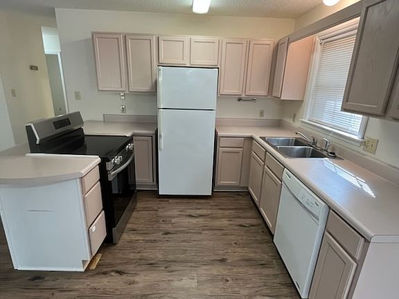 3rd image of 104 Willow Creek Ln