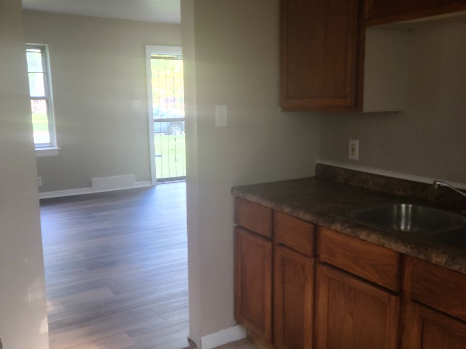 2nd image of 3460 Lincoln St
