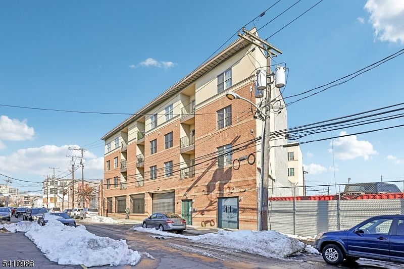 1st image of 15-19 Tichenor Ln #407
