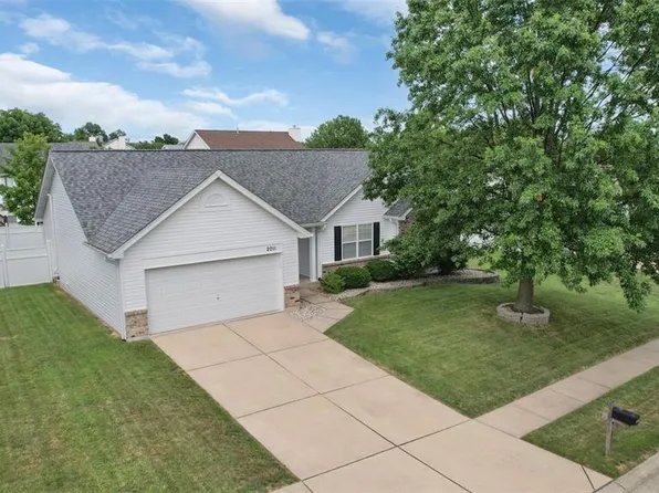 2011 Trio Dr, Wentzville, MO 63385