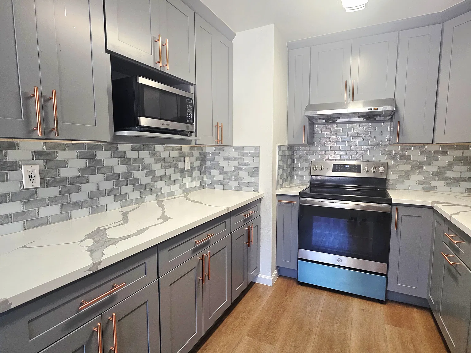 3 bed, 1.5 bath, 1003 sqft, $3,300 — Photo 3