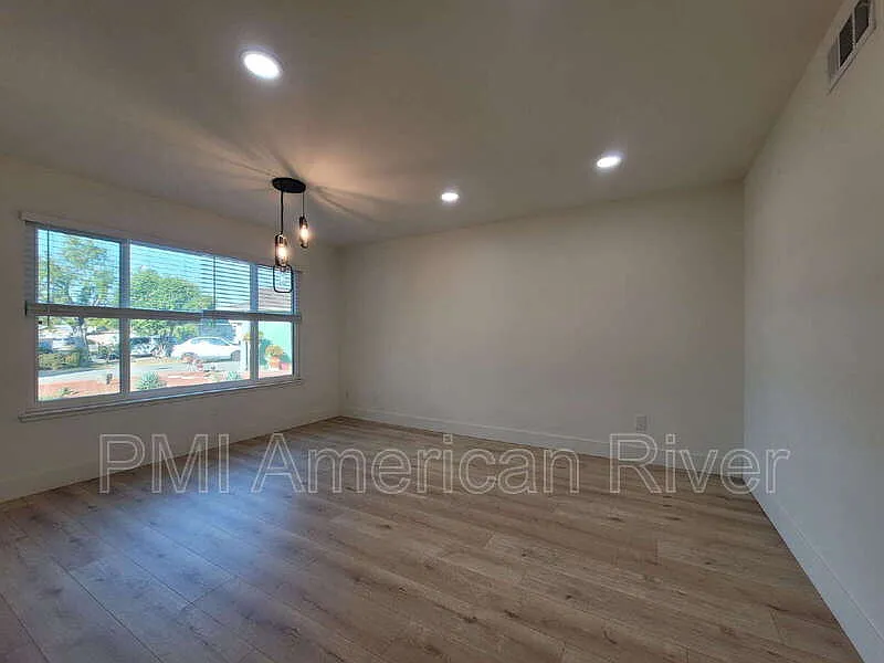 3 bed, 2.0 bath, 1185 sqft, $2,500 — Photo 3