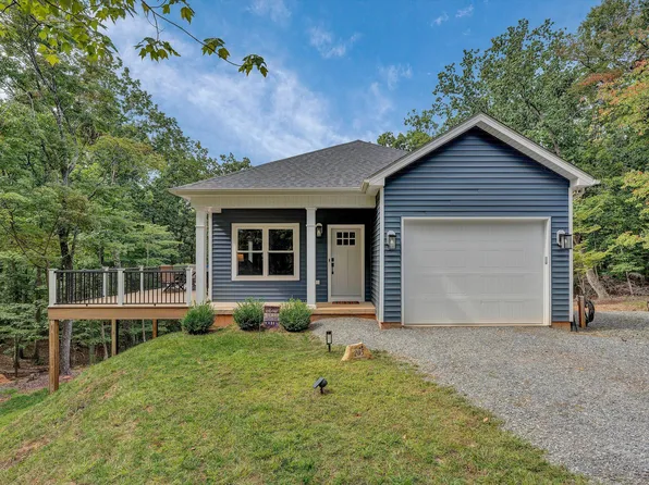 205 Deerwood Dr, Huddleston, VA 24104