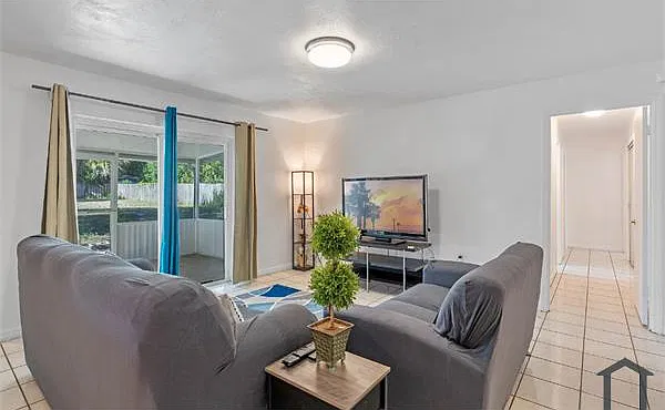 4 bed, 1392 sqft, $3,100 — Photo 2